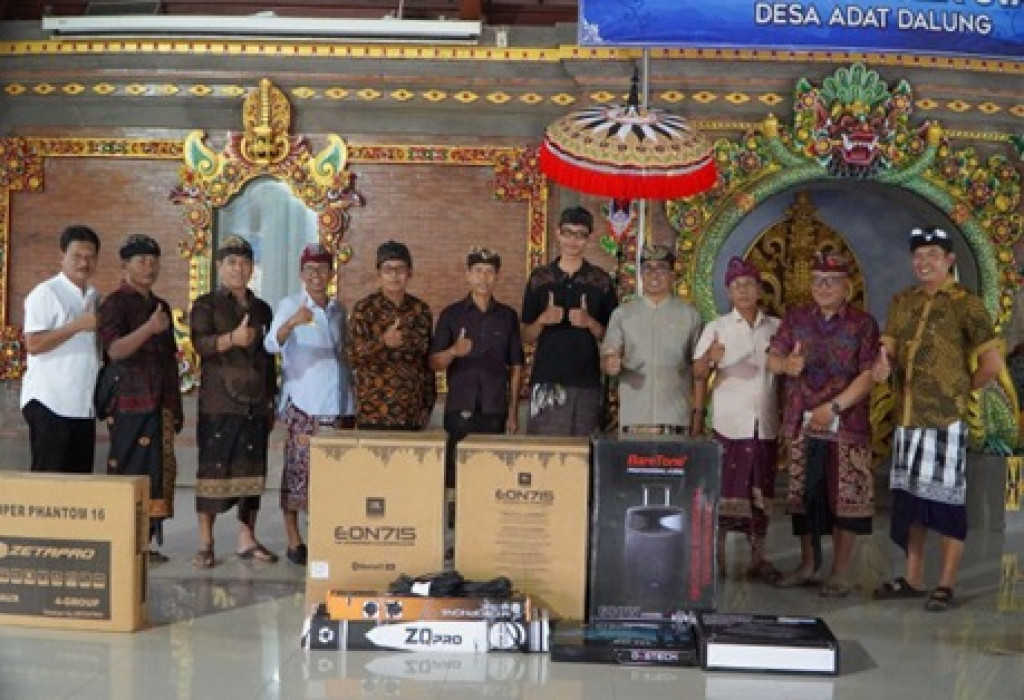 Pemerintah Desa Dalung Menyerahkan Bantuan Kepada ST. Wira Sentana, Br. Tegeh Dalung